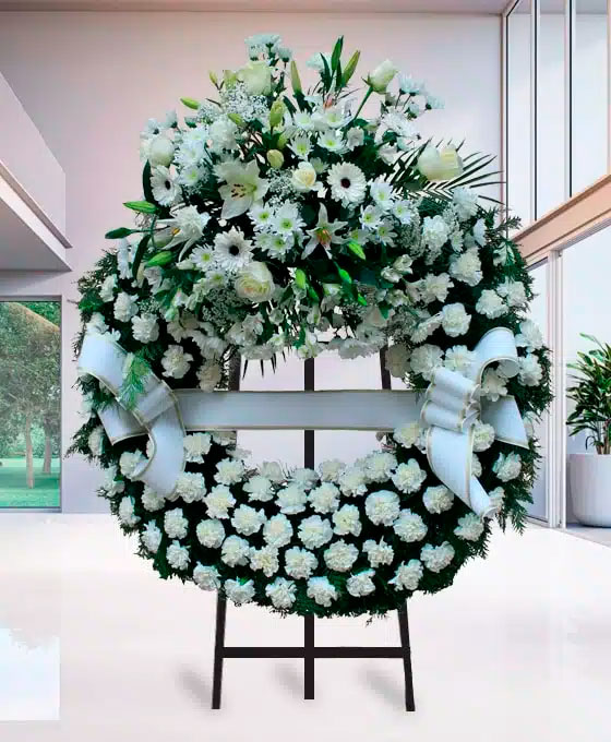 Corona Funeraria de claveles blancos para Tanatorio Hospital San Chinarro